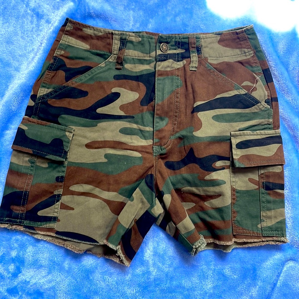 Forever 21 cargó short with camouflage print